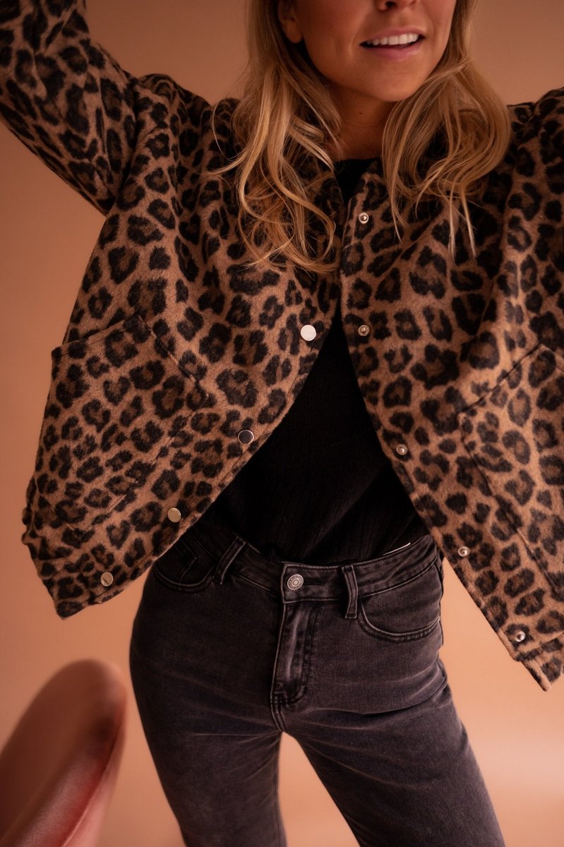 Evelyn | Women's Oversized Leopard Print Snap-Button Quilted Jacket